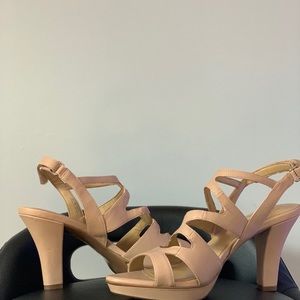 Naturalizer strappy Tan Heels